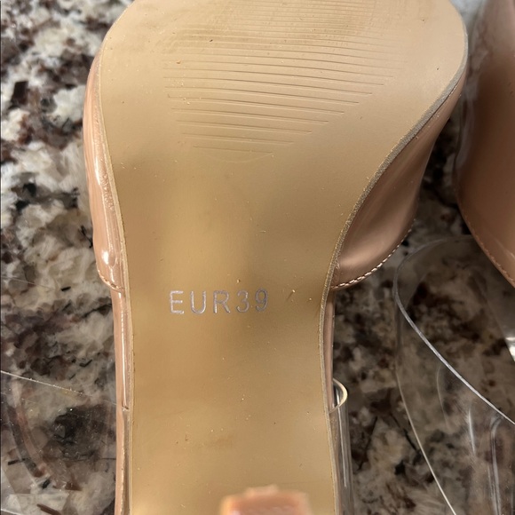 Nude patent heels with clear strap. Pre-Owned Condition-Appears New. Size 39/8.5 - Picture 4 of 5